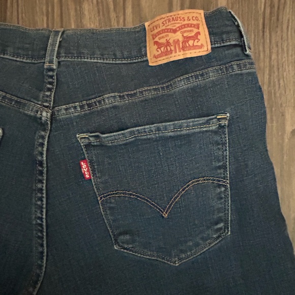 Levi’s Bermuda Shorts - Picture 4 of 5
